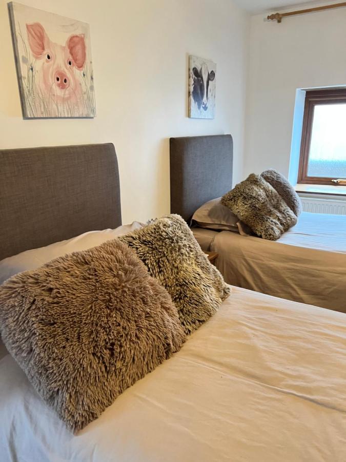 Bed and Breakfast Beudy Bach Cross Hands Экстерьер фото