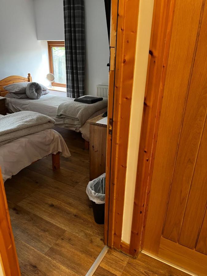 Bed and Breakfast Beudy Bach Cross Hands Экстерьер фото