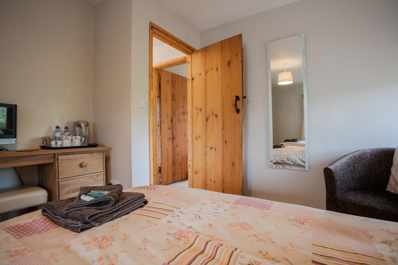 Bed and Breakfast Beudy Bach Cross Hands Экстерьер фото