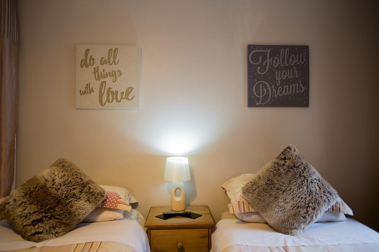 Bed and Breakfast Beudy Bach Cross Hands Экстерьер фото